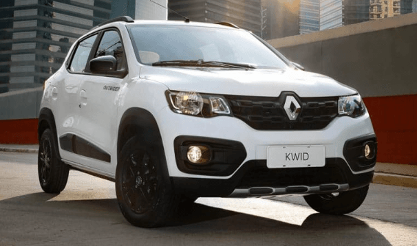 Foto mostrando a dianteira de um Renault Kwid Outsider branco estacionado.