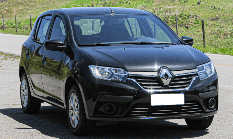 Foto mostrando a dianteira de um Renault Sandero Zen preto estacionado.